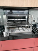 Churrasqueira Gira Grill com motor e sistema de elevação